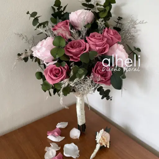 Ramo con peonías y rosas en color rosa palo