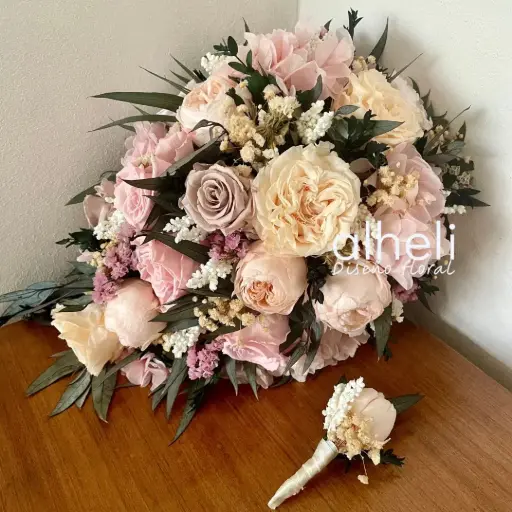 Ramo con peonias y flor inglesa en tonalidades ivory
